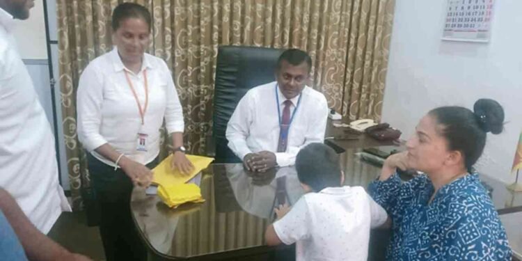 பிரித்தானிய பெண்ணின் கண்ணீரை துடைத்த பெண் பொலிஸ் அதிகாரிகள்