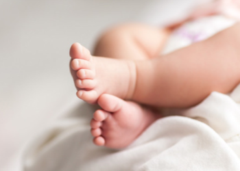 பிறந்தவுடன் தாயின் அரவணைப்பு இன்றி – சாலையோரம் கிடைத்த குழந்தை