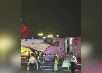 அமெரிக்காவில் ஓடுபாதையில் பரபரப்பு ; மோதிக்கொண்ட இரு விமானங்கள்!