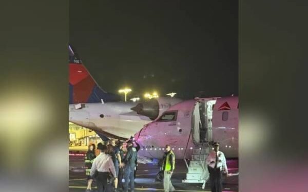 அமெரிக்காவில் ஓடுபாதையில் பரபரப்பு ; மோதிக்கொண்ட இரு விமானங்கள்!