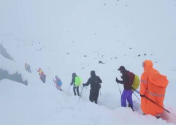 எவரெஸ்ட் சிகரத்தில் பனிப்புயலில் சிக்கிய 1000 பேர்