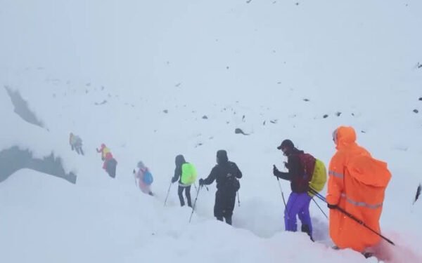 எவரெஸ்ட் சிகரத்தில் பனிப்புயலில் சிக்கிய 1000 பேர்