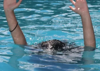 நீச்சல் குளத்தில் உயிரிழந்த சிறுவன் – எழுவர் கைது