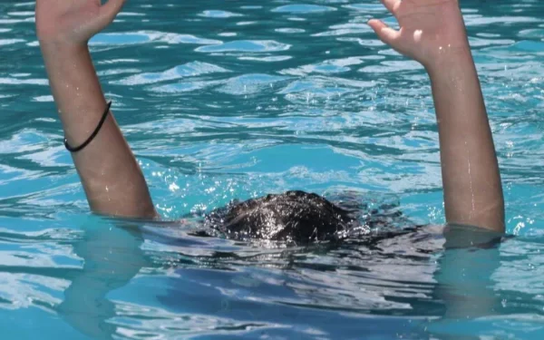 நீச்சல் குளத்தில் உயிரிழந்த சிறுவன் – எழுவர் கைது