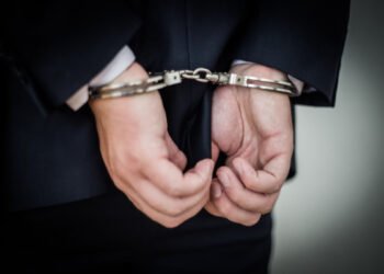 பெண்ணாக நடித்து ஏமாற்றிய 37 வயது வழக்கறிஞர் கைது