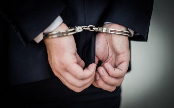 பெண்ணாக நடித்து ஏமாற்றிய 37 வயது வழக்கறிஞர் கைது