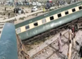 ரயில் தடம்புரண்டதால் பரபரப்பு ; பாகிஸ்தானில் தண்டவாளம் அருகே குண்டுவெடிப்பு