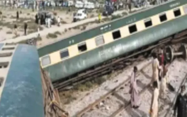 ரயில் தடம்புரண்டதால் பரபரப்பு ; பாகிஸ்தானில் தண்டவாளம் அருகே குண்டுவெடிப்பு