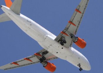 புறப்பட்ட சில வினாடிகளில் கடலில் பாய்ந்த விமானம் ; மரணத்தின் விழிம்புக்கு சென்ற பயணிகள்!