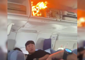 விமானத்தில் தீ விபத்து ஏற்பட்டதால் பயணிகள் பீதியடைந்தனர்.சீனாவின் ஹாங்சோவிலிருந்து தென் கொரியாவின் சியோலுக்கு சனிக்கிழமை புறப்பட்ட ஏர் சீனா விமானத்தில் தீ விபத்து ஏற்பட்டது.