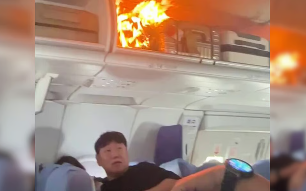 விமானத்தில் தீ விபத்து ஏற்பட்டதால் பயணிகள் பீதியடைந்தனர்.சீனாவின் ஹாங்சோவிலிருந்து தென் கொரியாவின் சியோலுக்கு சனிக்கிழமை புறப்பட்ட ஏர் சீனா விமானத்தில் தீ விபத்து ஏற்பட்டது.