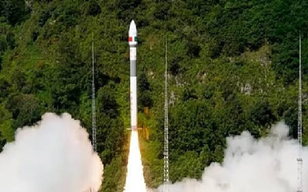 பாகிஸ்தான் செயற்கைக்கோளை விண்ணில் வெற்றிகரமாக நிலைநிறுத்திய சீனா