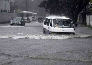 கொழும்பில் கடும் மழை வீதிகளில் போக்குவரத்து நெரிசல்