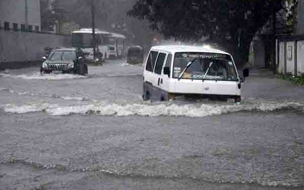 கொழும்பில் கடும் மழை வீதிகளில் போக்குவரத்து நெரிசல்