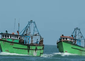 உயிருடன் மீட்கப்பட்ட மீனவர்கள் ஹம்பாந்தோட்டை துறைமுகத்திற்கு
