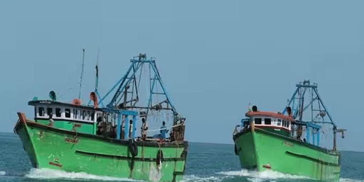 உயிருடன் மீட்கப்பட்ட மீனவர்கள் ஹம்பாந்தோட்டை துறைமுகத்திற்கு