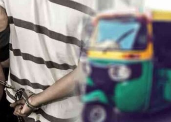 பணம் பறித்த முச்சக்கர வண்டி சாரதிகள் கைது