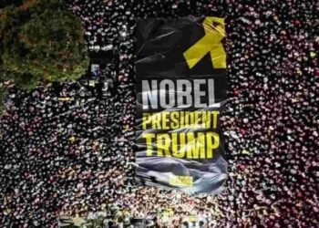 பணயக்கைதிகளின் விடுவிப்புக்கு முன் டெல் அவிவில் கூடிய மக்கள்