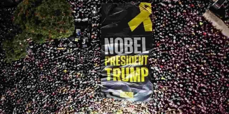 பணயக்கைதிகளின் விடுவிப்புக்கு முன் டெல் அவிவில் கூடிய மக்கள்