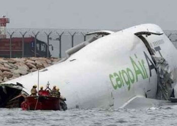 ஓடுபாதையில் இருந்து விலகி கடலில் விழுந்த சரக்கு விமானம்