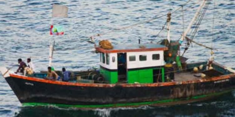 மீன்பிடிப் படகு ஒன்று விபத்து – இருவர் மாயம்!