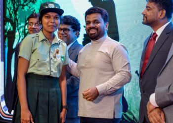 சுற்றாடல் முன்னோடி ஜனாதிபதி பதக்கம் ; யாழிற்கு பெருமை சேர்த்த மாணவி