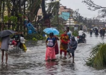 மோந்தா புயல் தாக்கியதில் இரு பெண்கள் உயிரிழப்பு