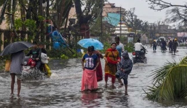 மோந்தா புயல் தாக்கியதில் இரு பெண்கள் உயிரிழப்பு