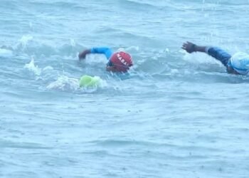 பாக்கு நீரிணையை நீந்திக் கடந்து மாற்றுத்திறனாளி சிறுவன் சாதனை