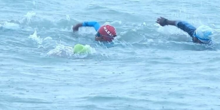 பாக்கு நீரிணையை நீந்திக் கடந்து மாற்றுத்திறனாளி சிறுவன் சாதனை