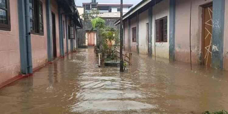 பொகவந்தலாவை சென்மேரிஸ் தேசிய கல்லூரிக்குள் புகுந்த வௌ்ளநீர்!