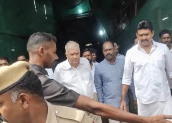 மதுரை மீனாட்சியம்மனை தரிசித்த முன்னாள் ஜனாதிபதி!