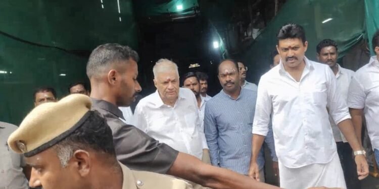 மதுரை மீனாட்சியம்மனை தரிசித்த முன்னாள் ஜனாதிபதி!