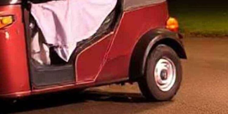 முச்சக்கர வண்டிக்குள் காயங்களுடன் சடலம் மீட்பு: பொலிஸார் விசாரணை