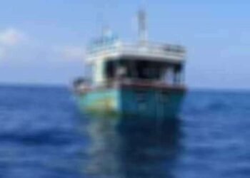 ஆழ்கடலில் பல நாள் மீன்பிடிப் படகு ஒன்று சுற்றிவளைப்பு