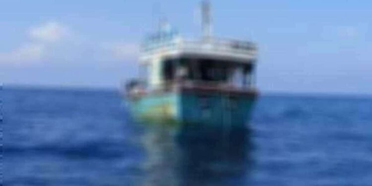 ஆழ்கடலில் பல நாள் மீன்பிடிப் படகு ஒன்று சுற்றிவளைப்பு