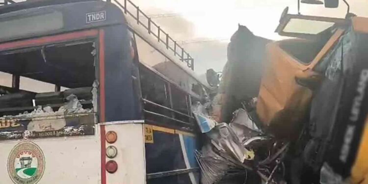 இந்தியாவில் மற்றொரு கோர விபத்து – 17 பேர் பலி