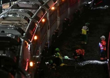 இங்கிலாந்தில் ஓடும் ரயிலில் கத்திகுத்து – 9 பேர் காயம்