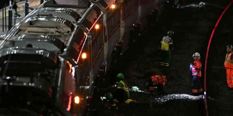 இங்கிலாந்தில் ஓடும் ரயிலில் கத்திகுத்து – 9 பேர் காயம்