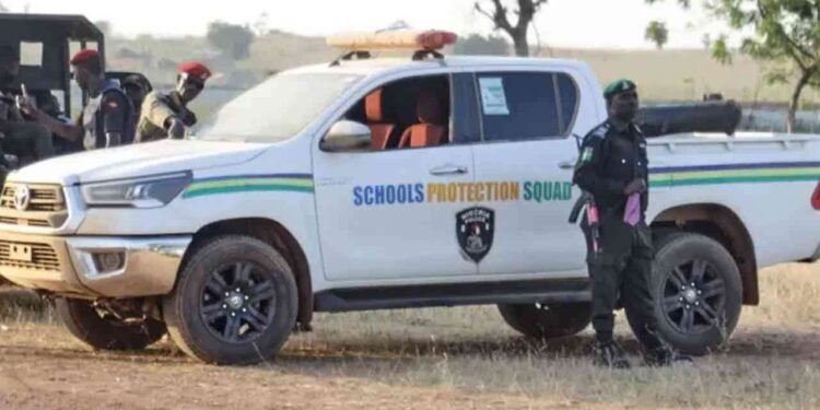 100-க்கும் மேற்பட்ட பாடசாலை மாணவர்கள் கடத்தல்