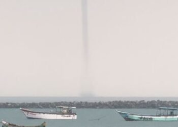 இந்தியா பாம்பனில் கடல் நீரை உறிஞ்சும் மேக கூட்டங்கள் – ஆச்சரியத்தில் கண்டு கழித்த மீனவர்கள்