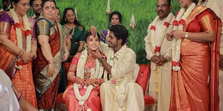 காதலியை கரம் பிடித்த ‛டுவரிஸ்ட் பேமிலி’ பட இயக்குனர்