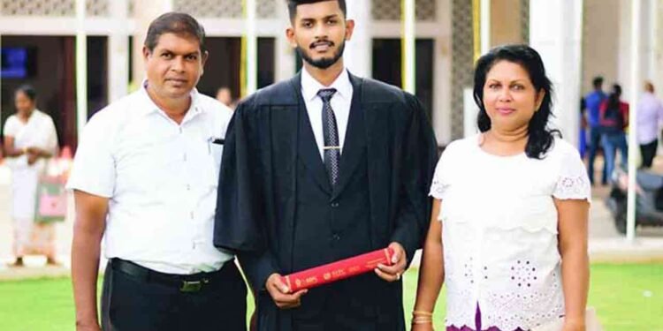 ஹெரோயினுடன் பிடிபட்ட அதிபரின் மனைவி, கொஸ்கொட சுஜீயின் உறவினர்