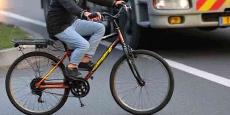 காலி – கொழும்பு பிரதான வீதியில் விபத்து: சைக்கிளில் சென்ற சிறுவன் பலி