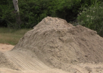 கிளிநொச்சியில் பொலிஸாரின் உதவியுடன் நாளாந்தம் சட்டவிரோத மணல் அகழ்வு