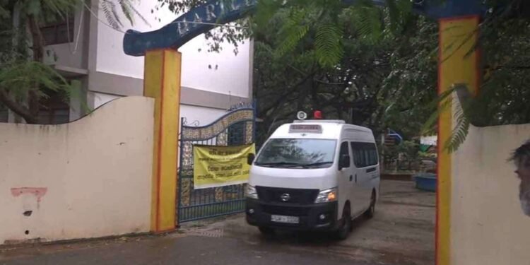 பாம்பு தீண்டிய நிலையிலும் உயர்தரப் பரீட்சை எழுதிய மாணவன்!