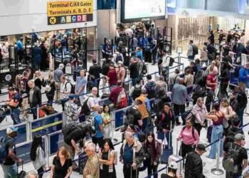 நிதியின்மையினால் அமெரிக்காவில் 1400 விமான சேவைகள் ரத்து