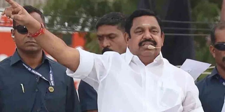 செங்கோட்டையன் ஆதரவாளர்கள் 12 பேர் அதிமுகவில் இருந்து நீக்கம்!