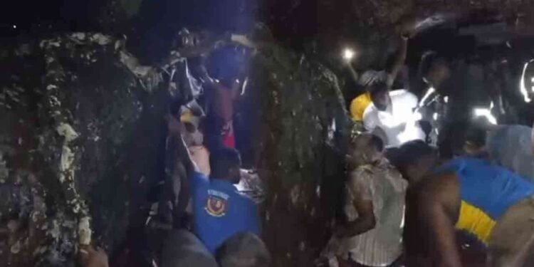 ரம்புக்கனையில் முச்சக்கர வண்டி மீது மரம் முறிந்து வீழ்ந்து விபத்து