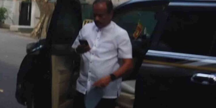 முன்னாள் பிரதி சபாநாயகர் இலஞ்ச ஊழல் விசாரணை ஆணைக்குழுவில்